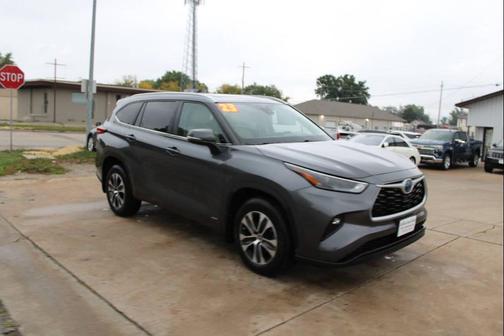 Gray 2023 Toyota Highlander Hybrid XLE