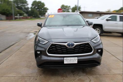 Gray 2023 Toyota Highlander Hybrid XLE