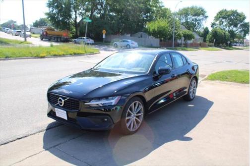 2021 Volvo S60 T6 Momentum