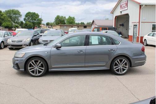 2017 Volkswagen Passat 1.8T R-Line w/Comfort