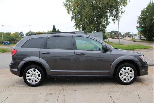 Granite Pearlcoat 2019 Dodge Journey SE