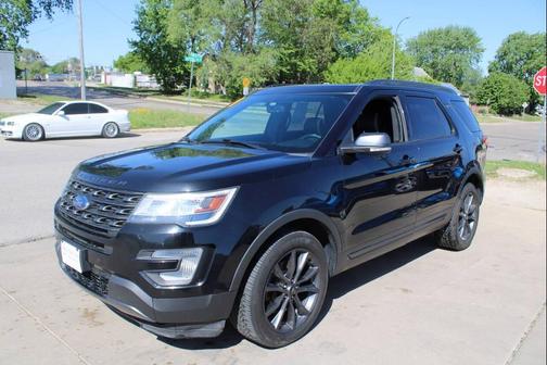 Magnetic Metallic 2017 Ford Explorer XLT