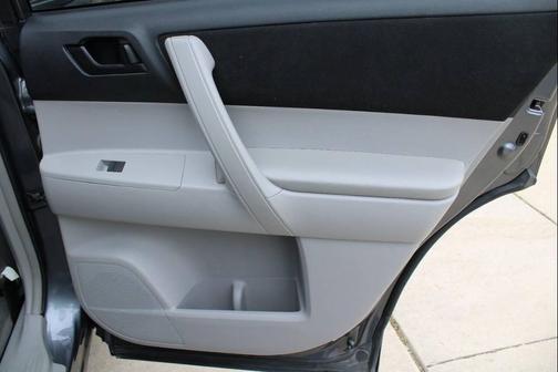 Magnetic Gray Metallic 2011 Toyota Highlander SE