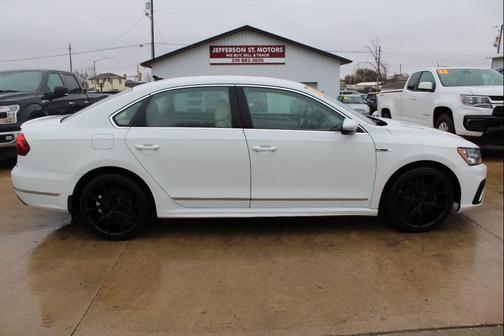 Pure White 2017 Volkswagen Passat 1.8T R-Line w/Comfort