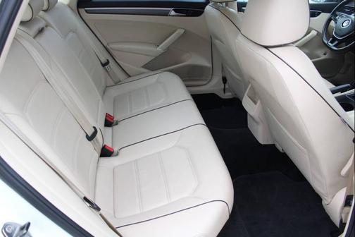 Pure White 2017 Volkswagen Passat 1.8T R-Line w/Comfort