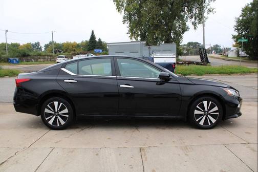 Super Black 2022 Nissan Altima 2.5 SV