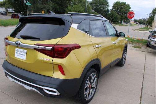Starbright Yellow/Black Roof 2021 Kia Seltos SX Turbo