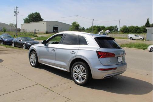 Florett Silver Metallic 2018 Audi Q5 2.0T Premium Plus