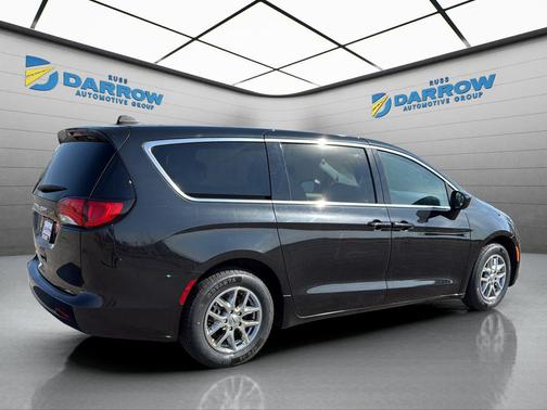 Brilliant Black Crystal Pearlcoat 2023 Chrysler Voyager LX