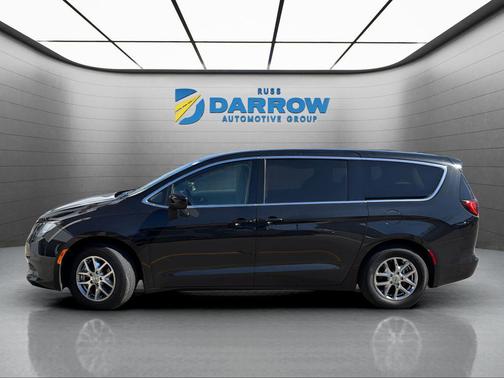 Brilliant Black Crystal Pearlcoat 2023 Chrysler Voyager LX