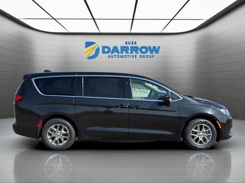 Brilliant Black Crystal Pearlcoat 2023 Chrysler Voyager LX