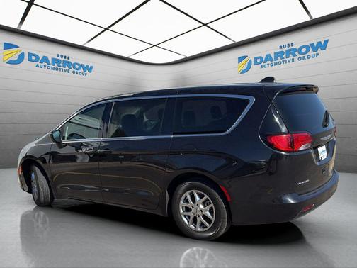 Brilliant Black Crystal Pearlcoat 2023 Chrysler Voyager LX