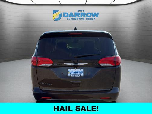 Brilliant Black Crystal Pearlcoat 2023 Chrysler Voyager LX