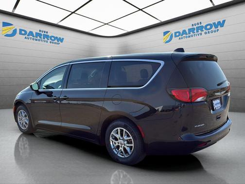 Brilliant Black Crystal Pearlcoat 2023 Chrysler Voyager LX