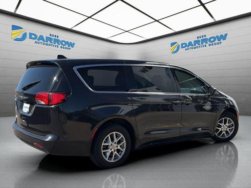 Brilliant Black Crystal Pearlcoat 2023 Chrysler Voyager LX