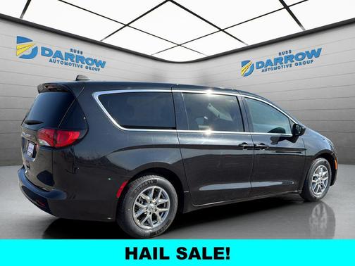 Brilliant Black Crystal Pearlcoat 2023 Chrysler Voyager LX