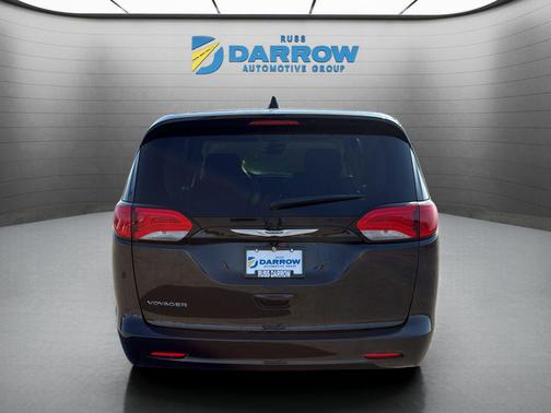 Brilliant Black Crystal Pearlcoat 2023 Chrysler Voyager LX