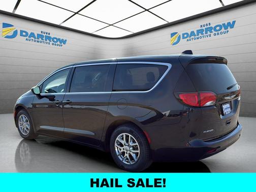 Brilliant Black Crystal Pearlcoat 2023 Chrysler Voyager LX