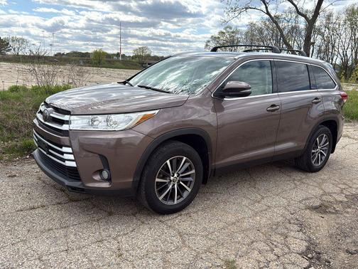 Walnut 2019 Toyota Highlander XLE