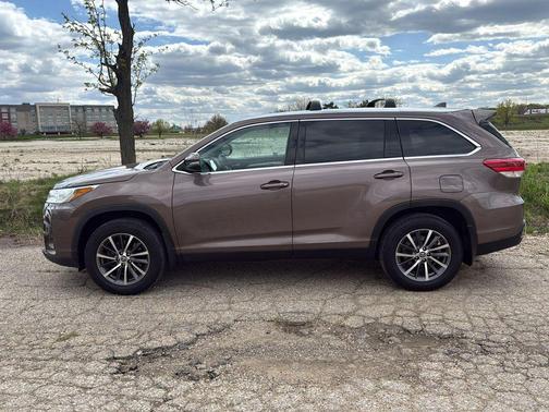 Walnut 2019 Toyota Highlander XLE
