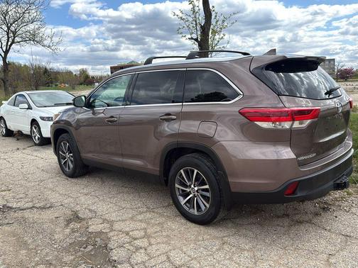 Walnut 2019 Toyota Highlander XLE