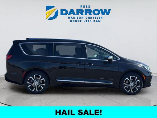 Diamond Black Crystal Pearlcoat 2026 Chrysler Pacifica L