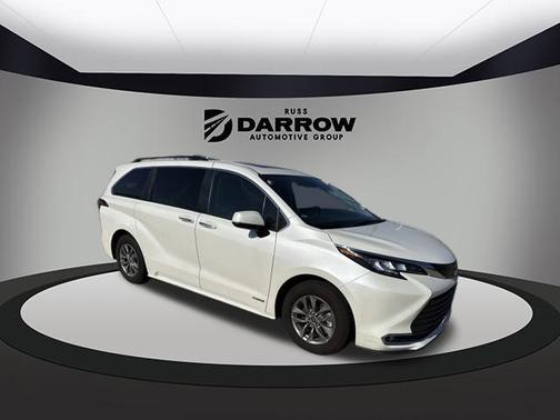 2021 Toyota Sienna XLE 8 Passenger