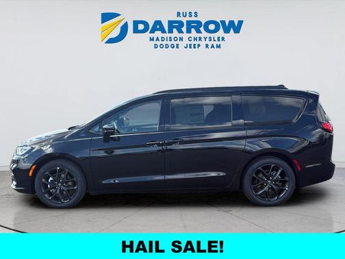Diamond Black Crystal Pearlcoat 2026 Chrysler Pacifica Limited