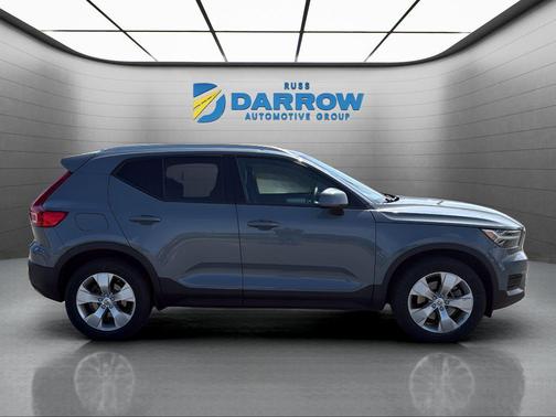 Gray 2022 Volvo XC40 T5 Momentum
