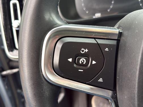2022 Volvo XC40 T5 Momentum