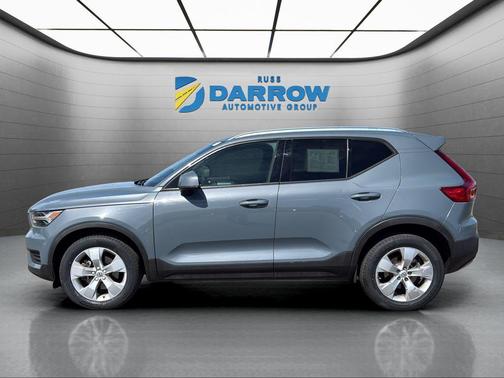 Gray 2022 Volvo XC40 T5 Momentum
