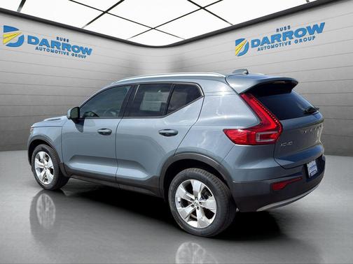 Gray 2022 Volvo XC40 T5 Momentum