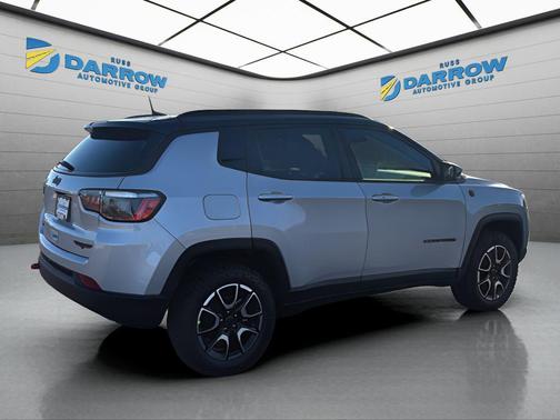 Silver Zynith Metallic Clearcoat 2026 Jeep Compass Trailhawk