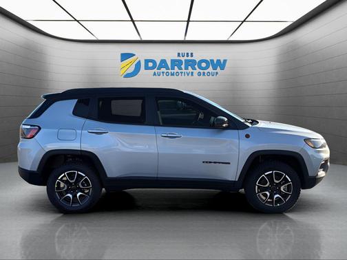 Silver Zynith Metallic Clearcoat 2026 Jeep Compass Trailhawk