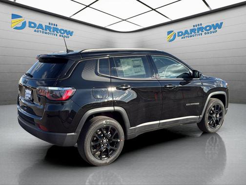 Diamond Black Crystal Pearlcoat 2026 Jeep Compass Latitude