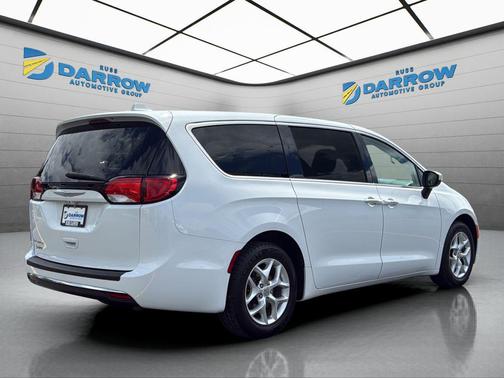 Bright White Clearcoat 2017 Chrysler Pacifica Touring