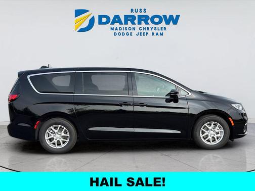 Diamond Black Crystal Pearlcoat 2026 Chrysler Pacifica L