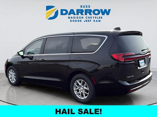 Diamond Black Crystal Pearlcoat 2026 Chrysler Pacifica L
