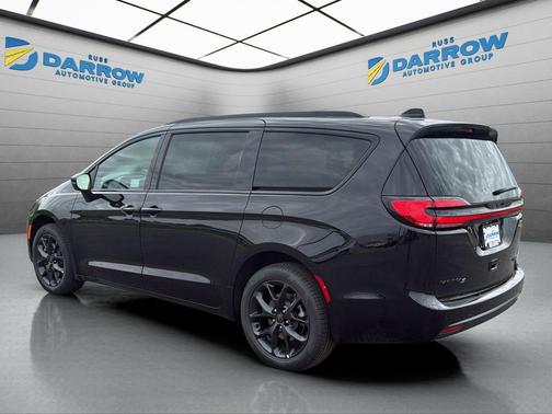 Diamond Black Crystal Pearlcoat 2027 Chrysler Pacifica Limited
