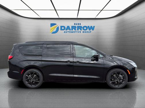 Diamond Black Crystal Pearlcoat 2027 Chrysler Pacifica Limited