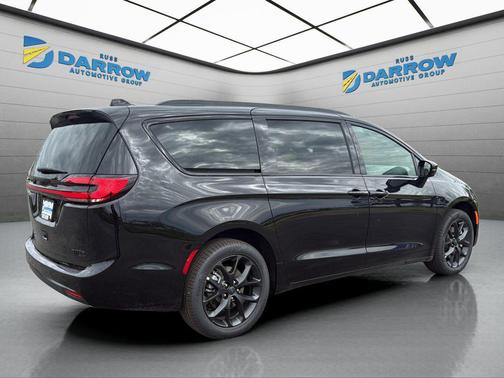 Diamond Black Crystal Pearlcoat 2027 Chrysler Pacifica Limited