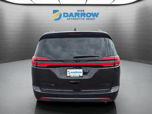 Diamond Black Crystal Pearlcoat 2027 Chrysler Pacifica Limited