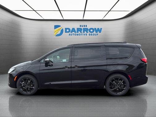 Diamond Black Crystal Pearlcoat 2027 Chrysler Pacifica Limited
