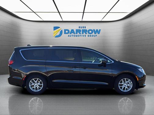 Diamond Black Crystal Pearlcoat 2025 Chrysler Voyager LX