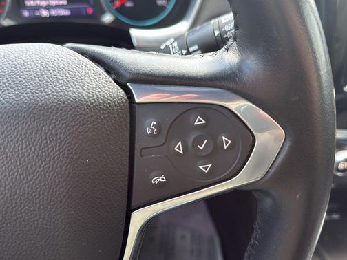 Mosaic Black Metallic 2022 Chevrolet Traverse LT Cloth