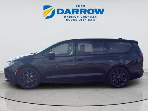 Brilliant Black Crystal Pearlcoat 2020 Chrysler Pacifica Touring