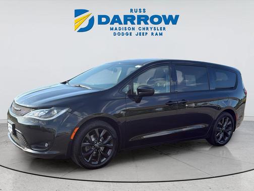 Brilliant Black Crystal Pearlcoat 2020 Chrysler Pacifica Touring