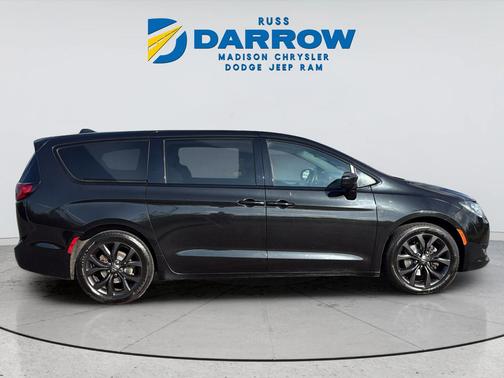 Brilliant Black Crystal Pearlcoat 2020 Chrysler Pacifica Touring