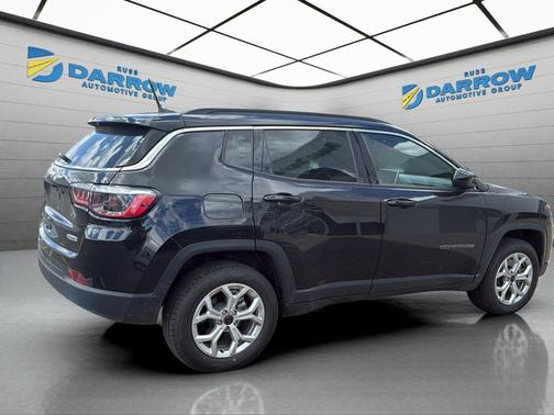 Diamond Black Crystal Pearlcoat 2025 Jeep Compass Latitude