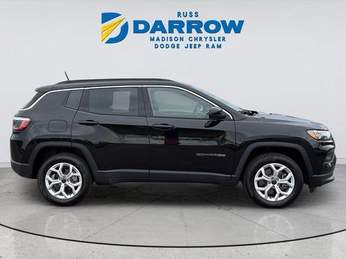 Diamond Black Crystal Pearlcoat 2025 Jeep Compass Latitude